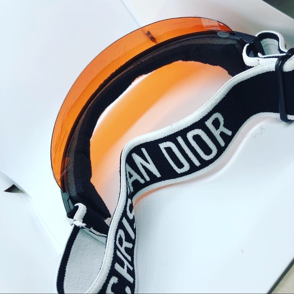 Christian Dior - Picture 3 of 3